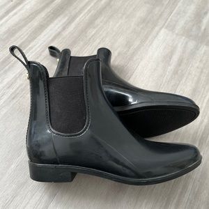 Sam Edelman Chelsea black rain rubber rain boots with gold detail size 8